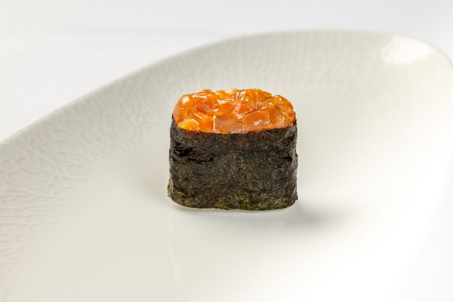 Гункан с радужной форелью и соусом спайси