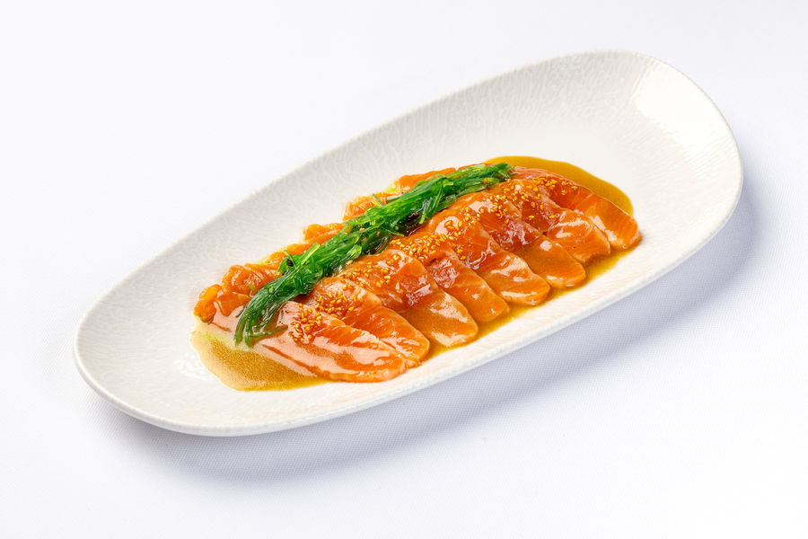 Крудо из форели с гуакомоле и соусом понзу